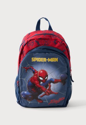 Mochila infantil con diseño de Spider-Man en rojo y azul y patrones de telaraña, con Spider-Man en pose de acción en el bolsillo frontal.