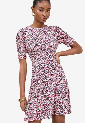 Blumenmusterkleid mit kurzen Puffärmeln, tailliertem Oberteil und schwingendem Rock. Das Material ist leicht mit einem schwarzen Hintergrund und bunten Blumen.