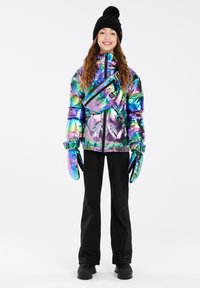 Iridescentní puffer bunda s vysokým límcem, zipovým uzávěrem, připojenými rukavicemi a malou přední kapsou, doplněná o černé kalhoty a boty.