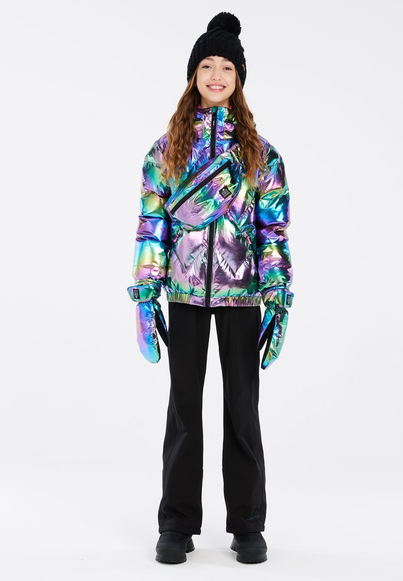 Iridescentní puffer bunda s vysokým límcem, zipovým uzávěrem, připojenými rukavicemi a malou přední kapsou, doplněná o černé kalhoty a boty.