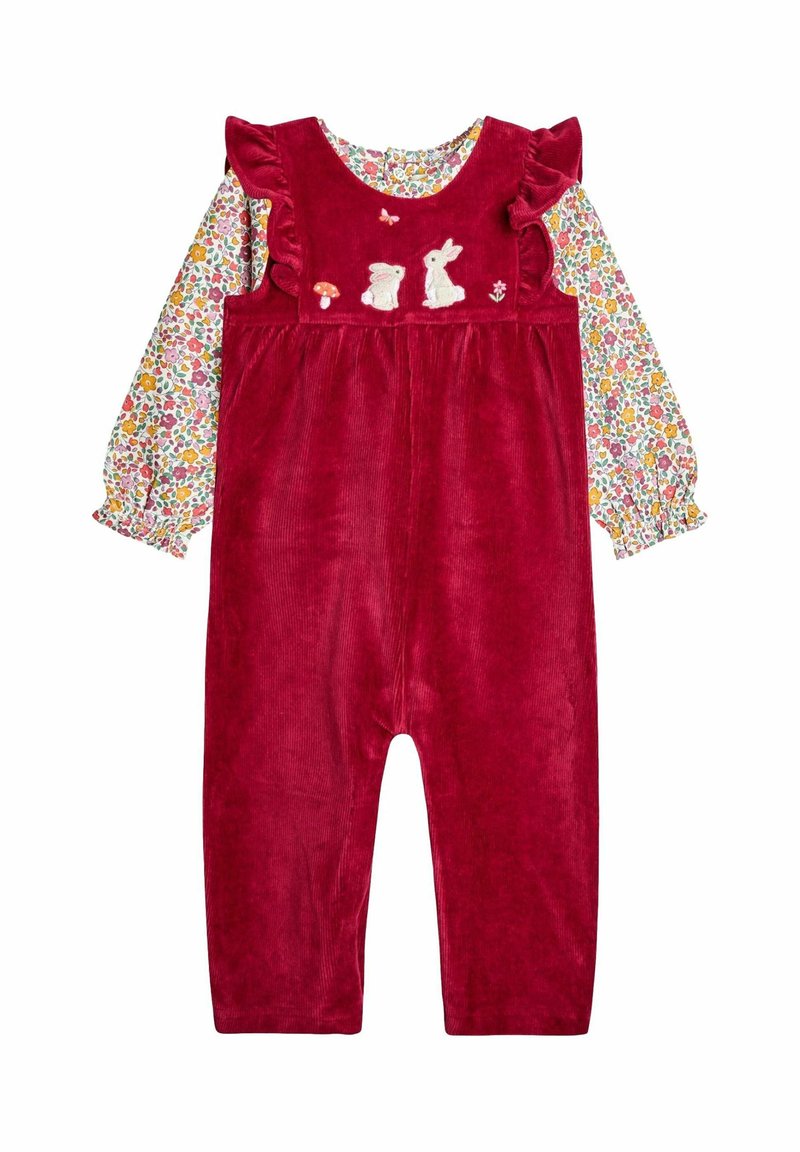 Roter Corduroy-Kinder-Overall mit Rüschenschultern, darunter ein blumiges Langarmshirt sowie bestickte Details von Kaninchen, Pilzen, Blumen und Schmetterlingen.