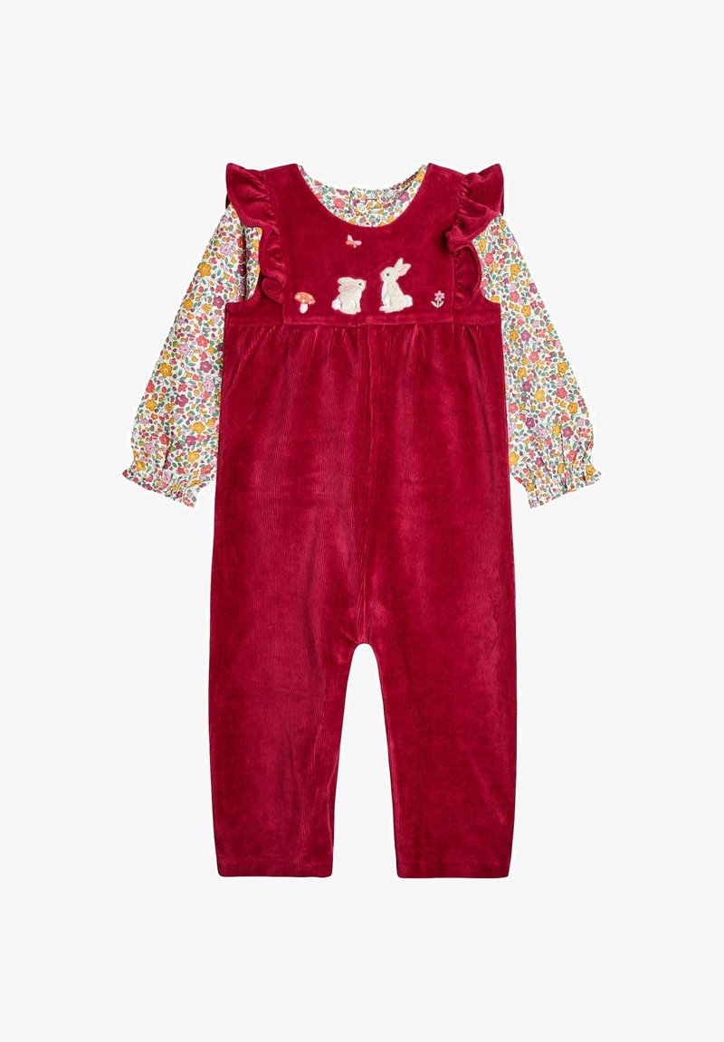 Roter Corduroy-Kinder-Overall mit Rüschenschultern, darunter ein blumiges Langarmshirt sowie bestickte Details von Kaninchen, Pilzen, Blumen und Schmetterlingen.