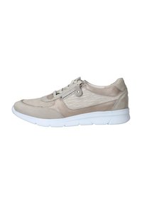 Beige suède sneaker met een textuur paneel aan de zijkant en een witte rubberen zool. Voorzien van veters en een ritssluiting aan de buitenkant.