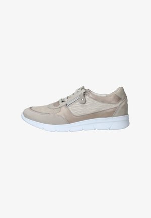 Beige suède sneaker met een textuur paneel aan de zijkant en een witte rubberen zool. Voorzien van veters en een ritssluiting aan de buitenkant.