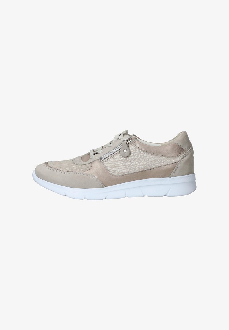 Beige suède sneaker met een textuur paneel aan de zijkant en een witte rubberen zool. Voorzien van veters en een ritssluiting aan de buitenkant.