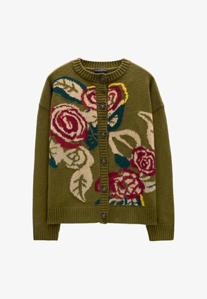 Sweter kardigan w oliwkowym kolorze z wzorem kwiatowym, w tym czerwone, różowe i niebieskie róże. Żebrowany kołnierz i mankiety, zapięcie na sześć brązowych guzików.