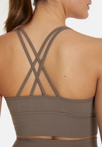 SQUATPROOF BRISK HIGH NECK - Športová podprsenka so strednou podporou - caramel brown