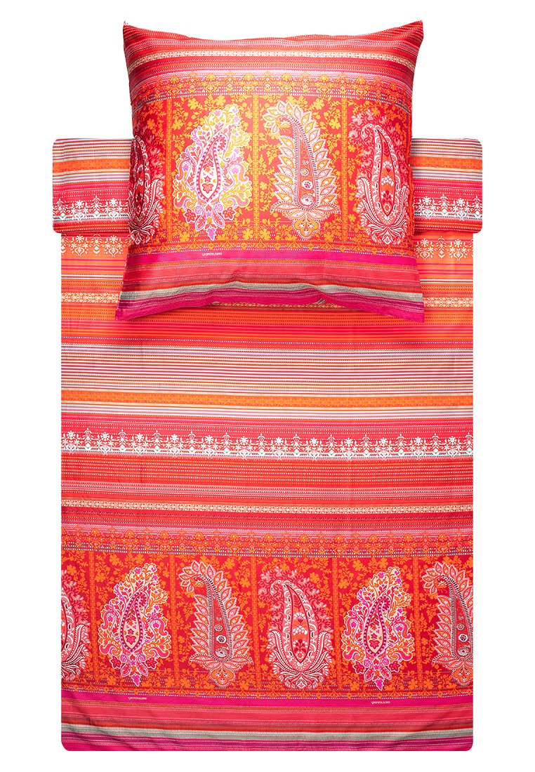 Set di biancheria da letto multicolore con motivi paisley nelle tonalità di rosa, arancione e rosso, con strisce orizzontali e accenti floreali.