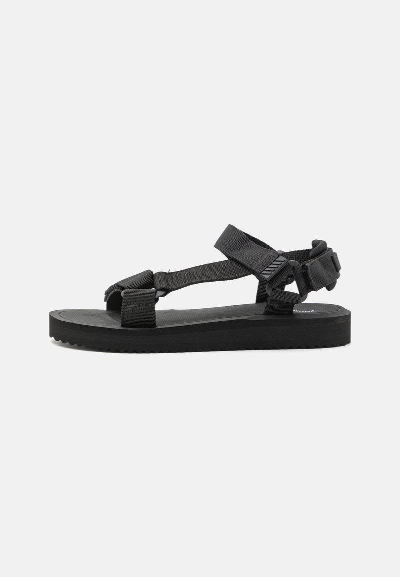 Mustad must esiteks nahast sisetald, tõmblukuga ja lamedat disaini. Tuntud oma lihtsa, minimalistliku struktuuri poolest.