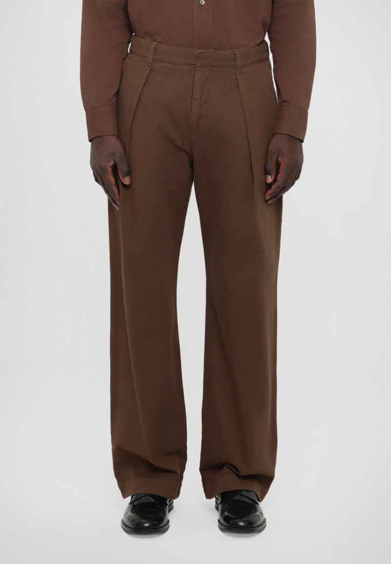 WOOD WOOD FRASER PLEATED  - Hlače - terra brown