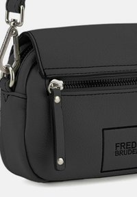 Borsa a tracolla nera in pelle con chiusura a zip, davanti piatto, accessori in argento e patch logo in rilievo. Ha una tracolla removibile.