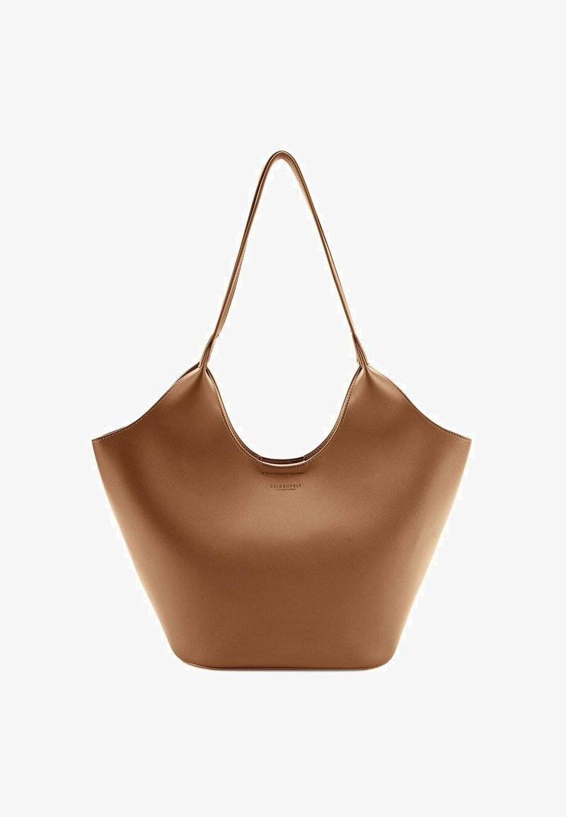Bruine leren tote bag met een gebogen bovenkant, lange handvatten en een ruime, open indeling. Glad textuur, minimalistische stijl, geen zichtbare hardware.