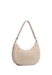 Borsa hobo in camoscio beige chiaro, caratterizzata da una forma curva, tracolla regolabile e dettaglio del logo discreto sul davanti. Texture liscia su tutta la superficie.