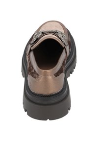 Chaussure bronze à enfiler avec un dessus lisse semblable à du satin, panneau latéral texturé, boucle décorative avec ornements, et une semelle en caoutchouc robuste.
