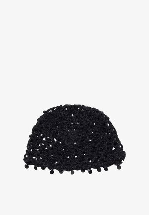 Béret noir en crochet avec un motif à tissage ouvert et de petites perles noires rondes le long du bord, sur un fond blanc.