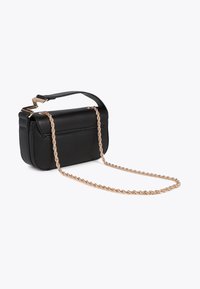 Černá faux kožená crossbody taška se zlatým řetízkovým popruhem, obdélníkového tvaru a horní rukojetí. Obsahuje prošívané detaily a zlaté kovové akcenty.