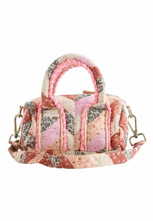 Gesteppte Handtasche mit rosa, beigen und braunen Blumen-Patchwork, geflochtenen rosa Griffen und abnehmbarem Schulterriemen mit Metallverschlüssen.