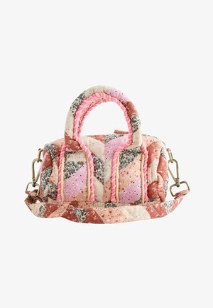 Bolso acolchado con parche floral en tonos rosa, beige y marrón, asas trenzadas rosas y correa de hombro desmontable con cierres metálicos.