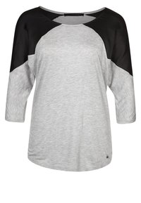 Top de manga tres cuartos en gris y negro con un escote redondo, que presenta paneles de tela contrastantes y una textura suave. Pequeño logo en el dobladillo.
