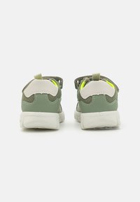 Sneakers verdi caratterizzati da un design leggero, tomaia in rete, tallone imbottito e suola bianca con dettagli giallo neon.