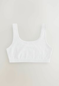Bijeli pamučni crop top s širokim trakama, kvadratnim izrezom i glatkom teksturom. Sadrži logo traku duž donjeg ruba.