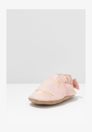 Chaussure pour bébé en cuir rose avec un bout rond, présentant des motifs en or et un petit nœud. Semelle souple et flexible pour un confort optimal.