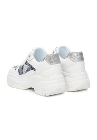 Weiße Low-Top-Sneaker mit strukturierten Denim-Akzenten und metallisch silbernen Fersenlaschen. Dicke Gummisohlen, Schnürung vorne und gepolsterter Kragen.