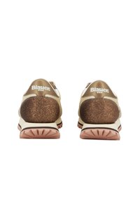 Sneakers con una toma superiore sintetica beige, tacco glitterato bronzo e suola in gomma. Caratterizzate dal logo "Blauer USA" sul tallone.