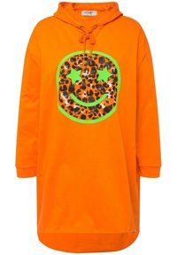 Abito felpa arancione oversize con una grafica di faccina sorridente caratterizzata da stampa leopardata e accenti verdi a stella. Tessuto morbido con cappuccio regolabile.