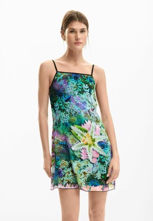 Satynowa sukienka na cienkich czarnych ramiączkach; zdobiona żywym nadrukiem kwiatów podwodnych w odcieniach zieleni, niebieskiego i różu.