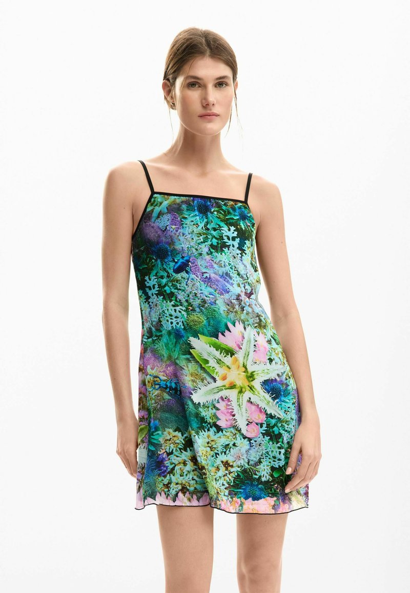 Robe portefeuille en satin avec fines bretelles noires ; elle présente un imprimé floral sous-marin vibrant dans des tons de vert, bleu et rose.