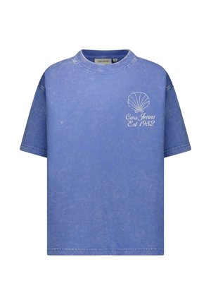 Blauw T-shirt met korte mouwen, een verweerde textuur, ronde hals en een witte schelpafbeelding met de tekst "Caro Jeans Est 1982" bedrukt.