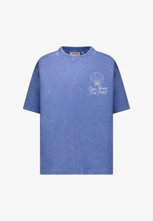 Blauw T-shirt met korte mouwen, een verweerde textuur, ronde hals en een witte schelpafbeelding met de tekst "Caro Jeans Est 1982" bedrukt.