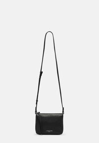 Borsa a tracolla in pelle nera con una forma rettangolare slim, tracolla regolabile, chiusura con zip e un dettaglio del logo silver minimalista sul davanti.