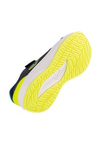 Zapatilla deportiva negra con una suela de goma amarilla y blanca, que presenta un patrón de agarre texturizado y un acento azul a lo largo del costado.
