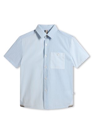 Korte mouw shirt in lichtblauw met dunne witte strepen. Heeft een knoopsluiting aan de voorkant en een patchzakje op de linkerborst. Gemaakt van een katoenen mix.
