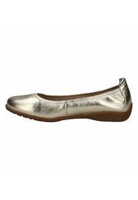 Chaussure plate en or métallique avec un orteil rond, texture lisse et couture minimale. Semelle rembourrée pour le confort. Aucune embellissement visible.