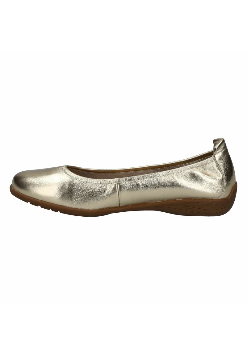 Chaussure plate en or métallique avec un orteil rond, texture lisse et couture minimale. Semelle rembourrée pour le confort. Aucune embellissement visible.