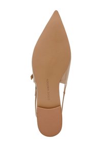 Kengät korkealla korolla, beige, teräväkärkinen ja kiinnitykseltään suljettava. Pohja on sileä, jossa on teksturoitu pitoalue, sisältäen hienovaraisen brändäyksen.