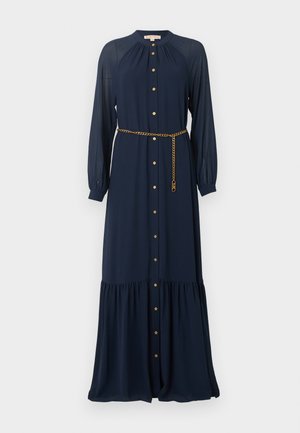 Marineblauwe maxi-jurk met lange mouwen, knoopsluiting, geplooemde zoom en een gouden kettingriem in de taille.