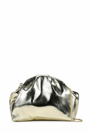 Bolso de mano metálico dorado con una textura suave y arrugada, forma redondeada y una correa de cadena dorada. Presenta un cierre en la parte superior gathered.