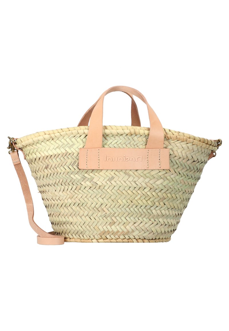 Sac en osier tressé de forme arrondie, couleur beige clair, équipé de deux poignées en cuir et d'une bandoulière amovible. Présente un fond plat et un logo.