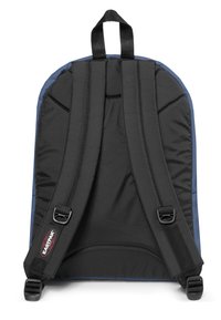 Černý nylonový batoh s polstrovanými popruhy, modrými akcenty, pogumovanou rukojetí, nastavovacími sponami a hladkou texturou. Obsahuje nášivku s logem značky.