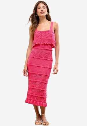 PETITE FIT - Stickad klänning - pink