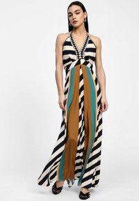 Abito maxi con scollo a halter caratterizzato da audaci righe nere e bianche con accenti arancioni, verdi e marroni, corpino testurizzato e orlo fluido.