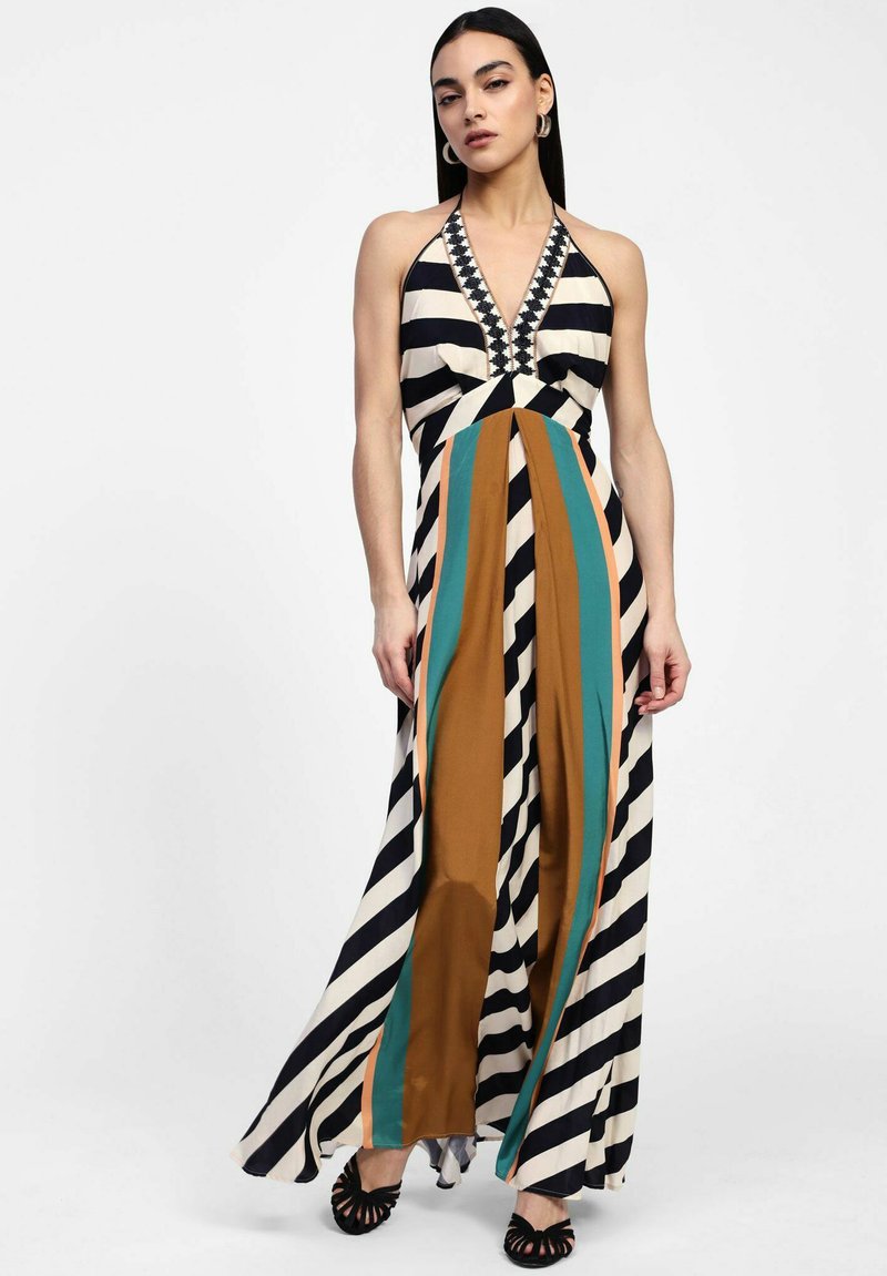 Abito maxi con scollo a halter caratterizzato da audaci righe nere e bianche con accenti arancioni, verdi e marroni, corpino testurizzato e orlo fluido.
