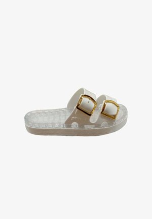 Sandalo bianco traslucido con due fibbie dorate regolabili e suola testurizzata per grip e comfort.