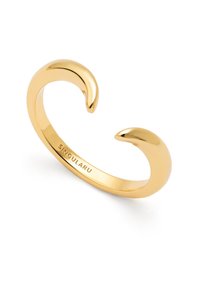 Anillo abierto de oro con extremos curvados, textura suave y marcas grabadas en la banda interior. Diseño minimalista que resalta su forma.