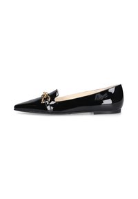 Ballerine in pelle verniciata nera con punta affusolata, caratterizzate da un'elegante embellishment dorato nella parte anteriore e un design elegante con tacco basso.