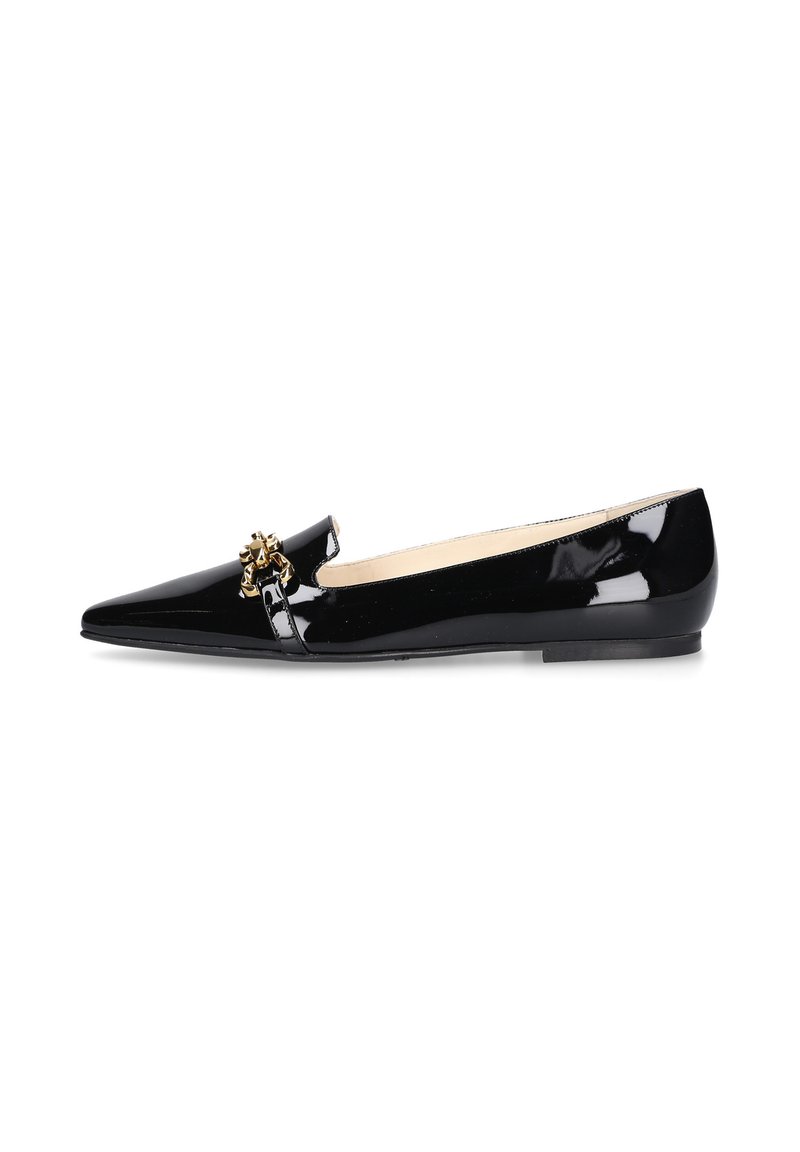 Ballerine in pelle verniciata nera con punta affusolata, caratterizzate da un'elegante embellishment dorato nella parte anteriore e un design elegante con tacco basso.